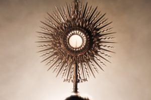 Processione in centro con il vescovo per il Corpus Domini